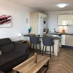 Modern 2 Bed Penthouse Americas Centre Of Town With A Pool And Ocean Views Διαμέρισμα *