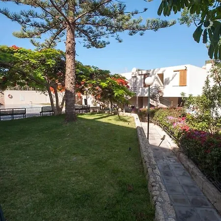 Modern 2 Bed Penthouse Americas Centre Of Town With A Pool And Ocean Views Apartamento Playa de las Americas (Tenerife)